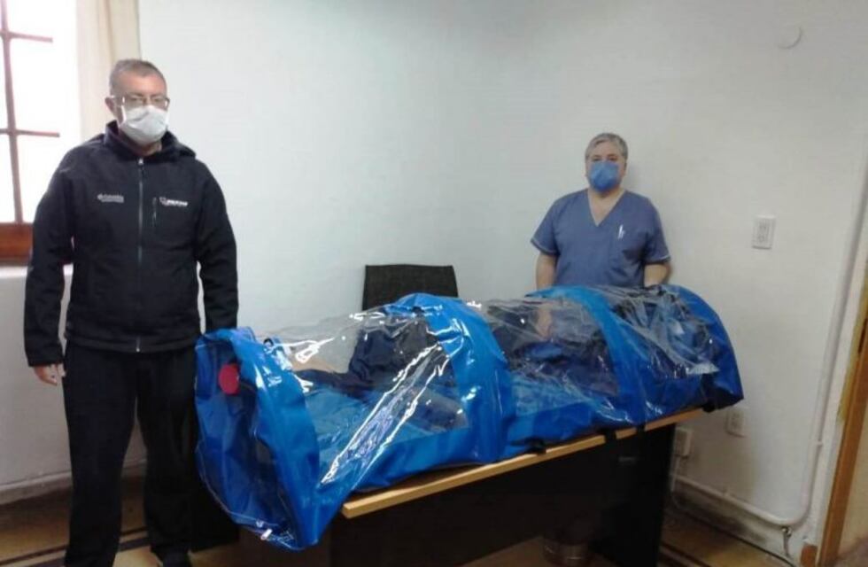 El Centro de Salud entregó a Policoop camilla para traslados de Pacientes respiratorios