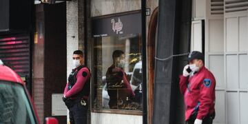 Un delincuente murió durante un asalto a una zapatería en Flores\u002E (Twitter/@igonzalezprieto)