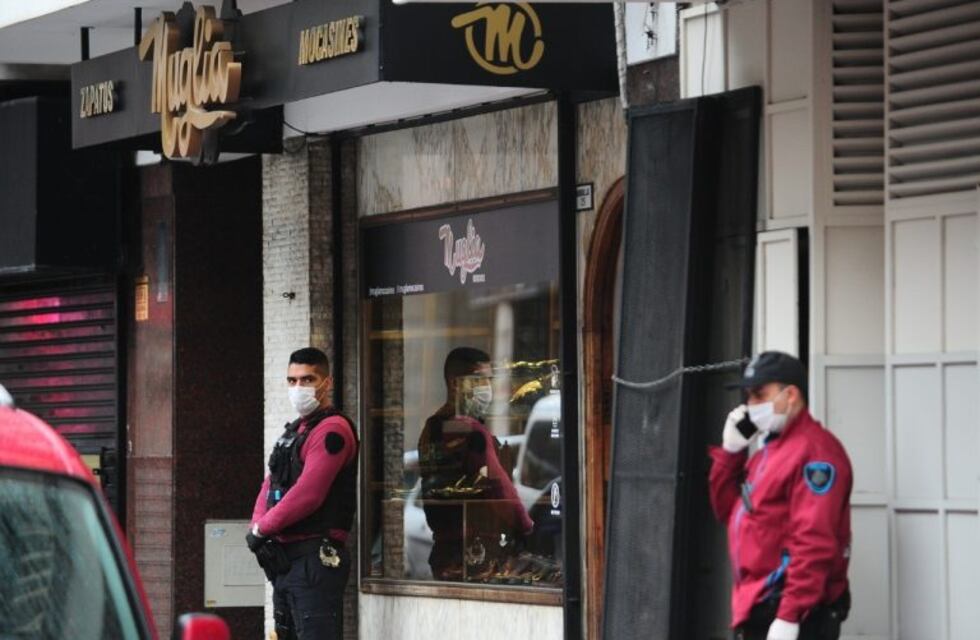 Un delincuente murió durante un asalto a una zapatería en Flores