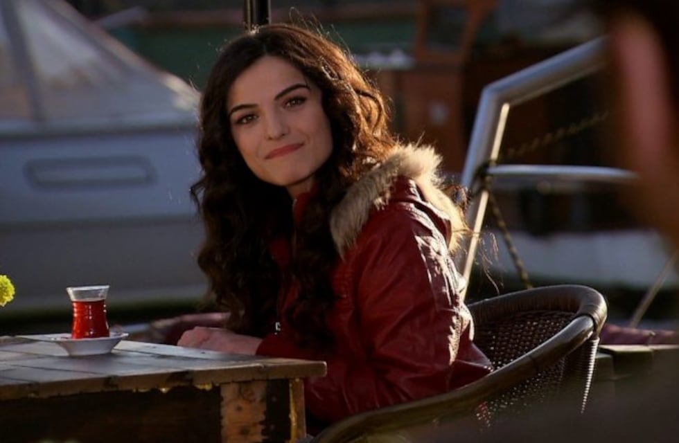 Asude Unsalan de "Fatmagul" asombró en Instagram con su sonrisa y un elegante turbante