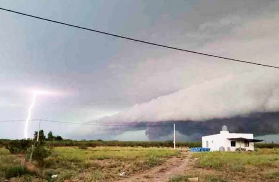 Una intensa tormenta en el oeste pampeano dejó sin luz a tres localidades y una ruta cortada