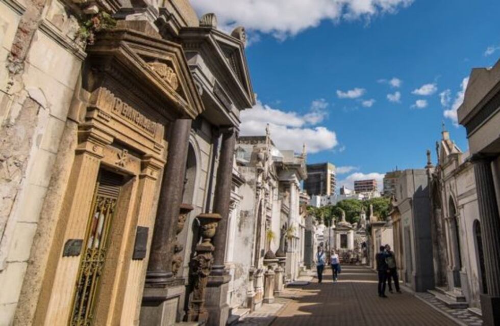 Reabren los cementerios de Chacarita, Flores y Recoleta