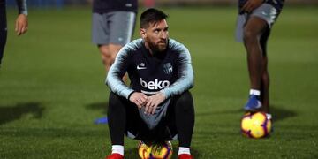 Lionel Messi entrenando con el Barcelona\u002E