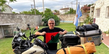 Pablo posando con su moto