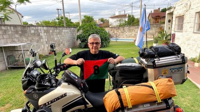 Pablo posando con su moto