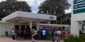Una asamblea de los trabajadores de la Refinería San Lorenzo de Oil Combustibles buscaba conformar una cooperativa\u002E (Archivo)