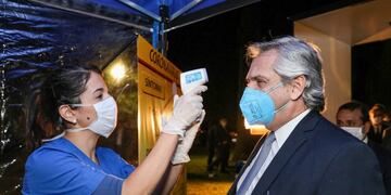 Un control de la temperatura del que no pudo escapar el mandatario Alberto Fernández al llegar a Misiones\u002E (Presidencia)