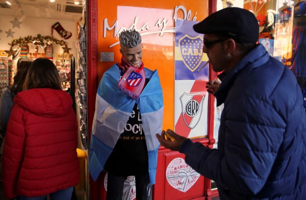 Superfinal: el error en el nombre de Boca en las bufandas que venden en Madrid