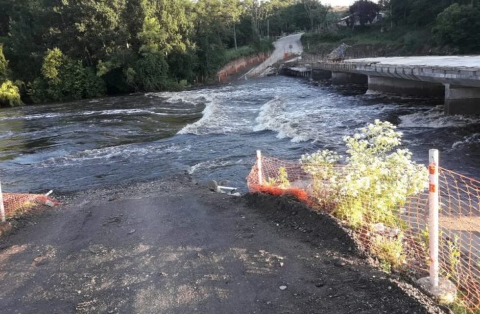 Varios puentes de la región se encuentran cortados por la creciente