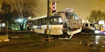 Tren embistió a colectivo\u002E