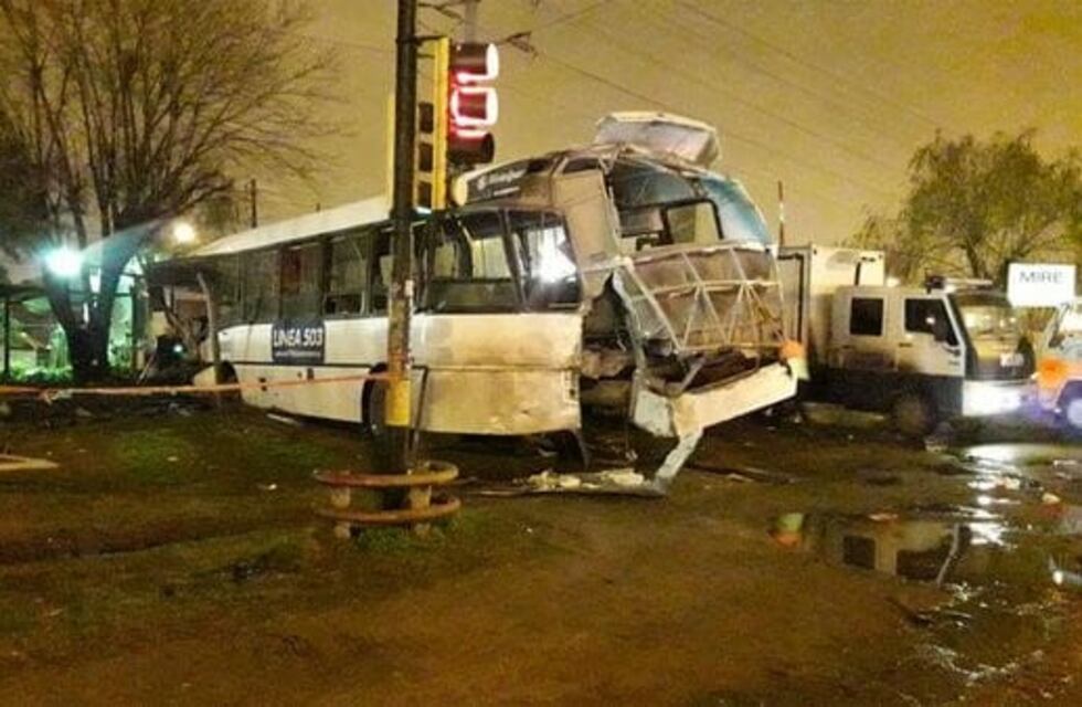 Un tren embistió a un colectivo en Merlo: hay dos muertos y al menos 14 heridos