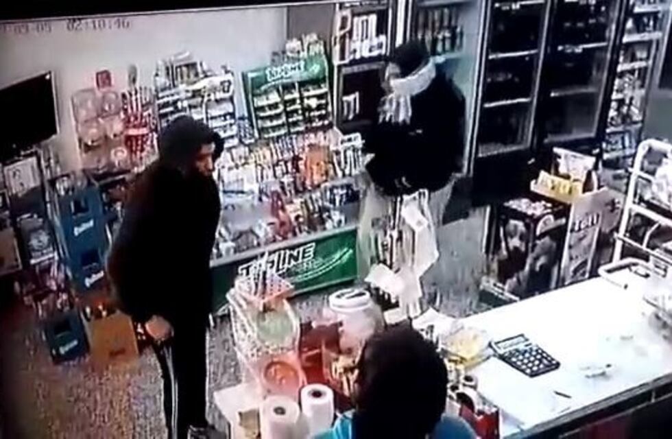 Arroyito: dos hombres encapuchados robaron un kiosko en la madrugada
