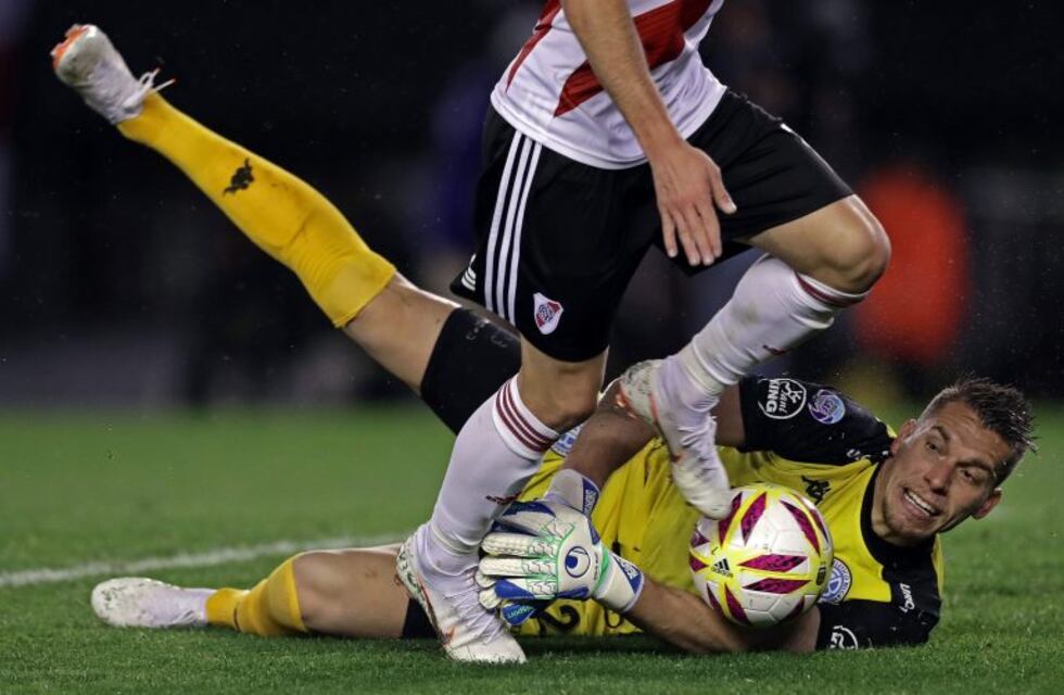 Las tremendas atajadas de César Rigamonti ante River