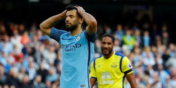 Britain Football Soccer - Manchester City v Everton - Premier League - Etihad Stadium - 15/10/16rnManchester City's Sergio Aguero looks dejected after missing a penalty as Everton's Ashley Williams looks onrnReuters / Phil NoblernLivepicrnEDITORIAL USE ONLY. No use with unauthorized audio, video, data, fixture lists, club/league logos or