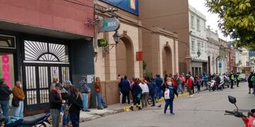 Salteños se agolparon para cobrar (FM Profesional)