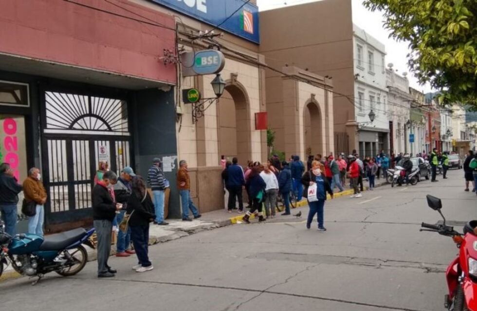 A pesar de la cuarentena, jubilados salteños se agolpan en correos y cajeros