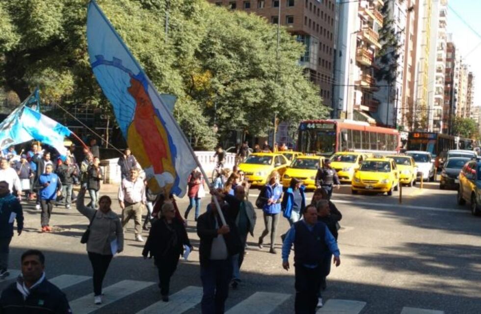 Caos en el centro de la ciudad por la marcha de Luz y Fuerza en Colón y General Paz