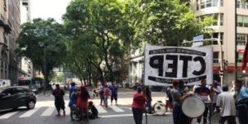 Manifestantes cortan carriles mano al sur de avenida Alem, altura Tucumu00e1n.