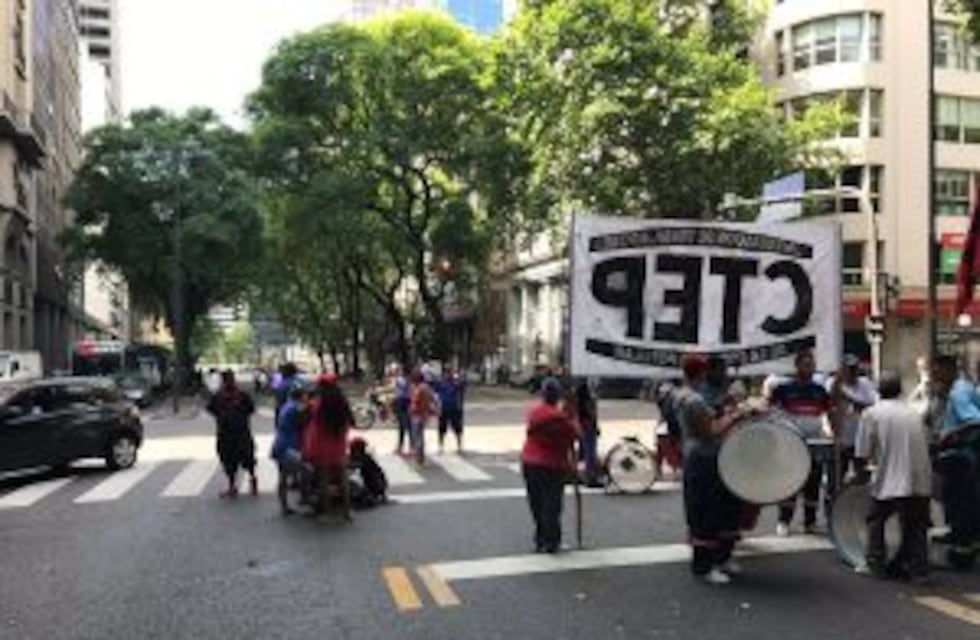 Manifestantes liberaron los carriles al norte de avenida Alem entre Lavalle y Tucumán