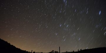 SAN MIGUEL DE AGUAYO (Cantanbria), 12/8/2016\u002E- Las perseidas o lágrimas de San Lorenzo son las estrellas fugaces más famosas del año y las próximas dos noches son las mejores para buscar un lugar oscuro, lejos de la contaminación lumínica de las ciudades, y mirar al cielo, que, según la previsión meteorológica, estará sin nubes en casi toda España\u002ELas condiciones astronómicas este año, si bien no son óptimas, sí son buenas (la luna llena está cerca -18 de agosto- y entorpecerá algo las observaciones) y, según cálculos del Instituto de Astrofísica de Andalucía (IAA), las perseidas podrían alcanzar este agosto los 500 meteoros por hora, mucho más que en años anteriores\u002EEn la imagen, fotografia de larga exposición, esta madrugada, en la localidad cántabra de San Miguel de Aguayo\u002EEFE/ Pedro Puente Hoyos españa  lluvia de estrellas vista vistas Las perseidas o lagrimas de San Lorenzo son vistas cada mes