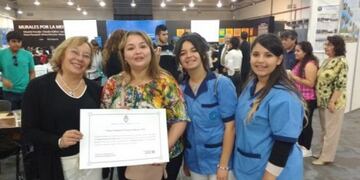 Alumnos y directivos recibiendo la mención de honor del premio presidencial\u002E