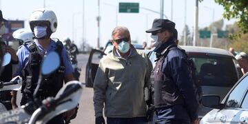 ministro de Seguridad Raúl Levrino con policías de Mendoza\u002E Tapabocas\u002E