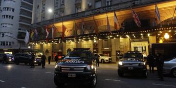 DYN05, BUENOS AIRES, 08/06/2017, FUERTES MEDIDAS DE SEGURIDAD EN LOS ALREDEDORES DEL HOTEL ALVEAR DONDE SE ENCUENTRA LA CANCILLER ALEMANA ANGELA MERKEL\u002E FOTO:DYN/ALBERTO RAGGIO\u002E