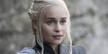 Emilia Clarke, conocida como "Daenerys", ya no estaría porque la serie transcurre casi un siglo antes.