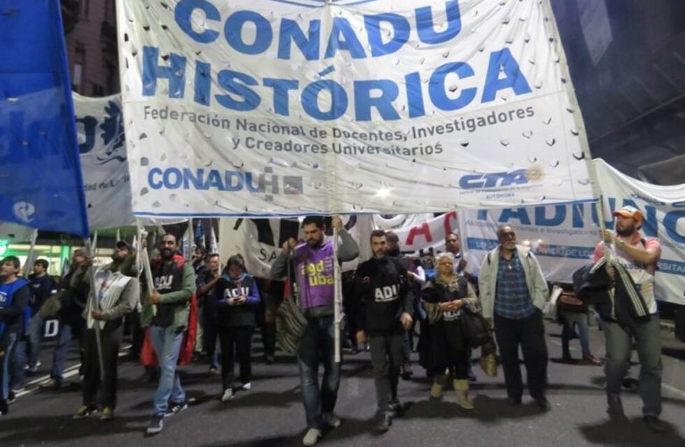 Docentes universitarios pararán jueves y viernes por un 25% de aumento