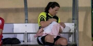 La foto de una futbolista que se convirtió en viral por estar amamantando a su bebé en una cancha