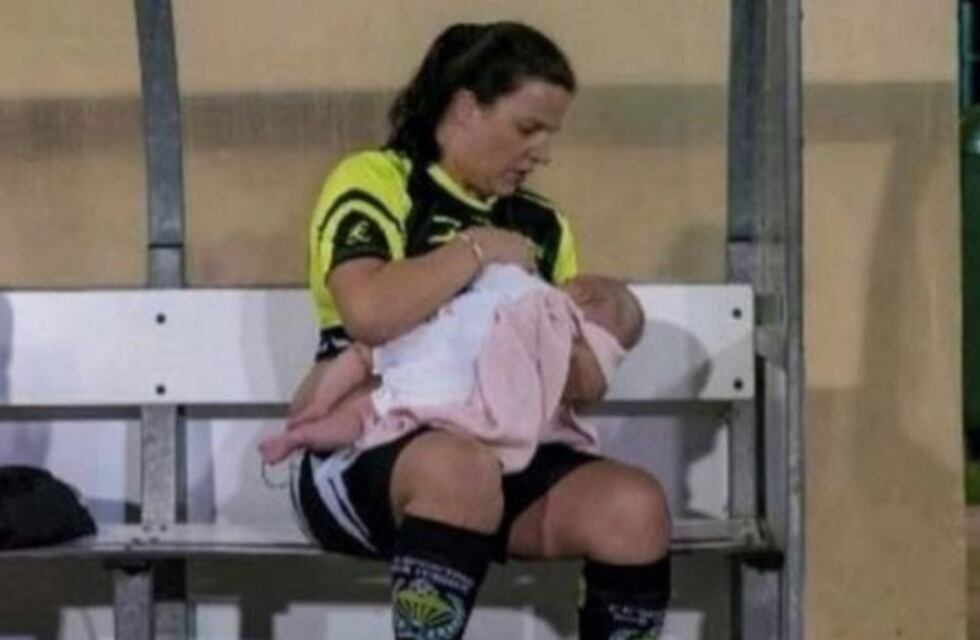 La foto de una futbolista que se convirtió en viral por estar amamantando a su bebé en una cancha