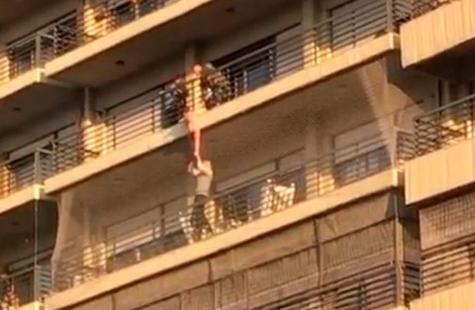 Se viralizó el video del arriesgado rescate de un niño a punto de caer de un octavo piso