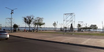 El palco presidencial en Posadas junto al monumento en honor del Papa San Juan Pablo II\u002E (Misiones Online)