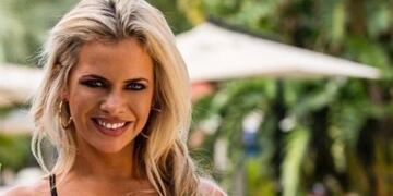 Alejandra Maglietti posó de perfil con una bikini al estilo \