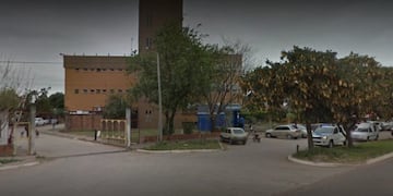 Manifestantes protestan frente a la Dirección de Vialidad Provincial\u002E (Foto: Diario Chaco)