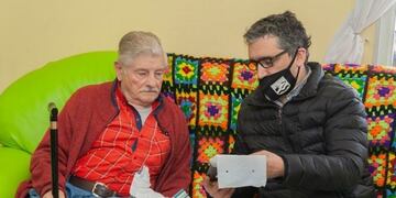 Entregaron tablets a los abuelos del Hogar Mixto San José