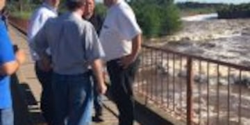 El intendente de Villa Gobernador Gu00e1lvez, Alberto Ricci, recorriu00f3 el puente del arroyo Saladillo junto a funcionarios de la Municipalidad de Rosario.