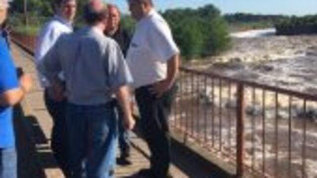 El intendente de Villa Gobernador Gu00e1lvez, Alberto Ricci, recorriu00f3 el puente del arroyo Saladillo junto a funcionarios de la Municipalidad de Rosario.
