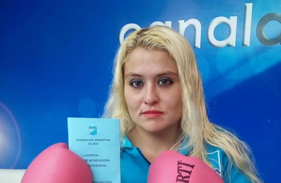 Claudia Aparicio es la primera mujer profesional de box en Caleta