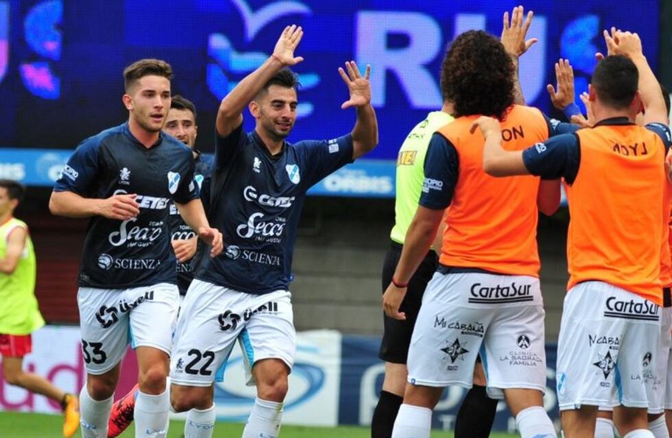 El golazo de mitad de cancha de un ex Talleres