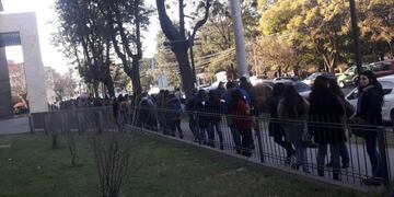 Desde la madrugada y a lo largo de toda la jornada, docentes de toda la provincia hicieron fila en Junta de Clasificación para presentar su documentación, parte de la cual le había sido entregada recién en los últimos días\u002E