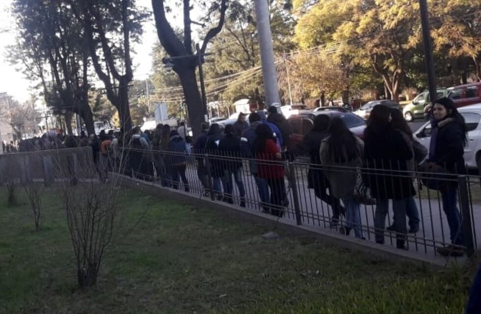Por horas, docentes hicieron larguísima fila para entregar documentación
