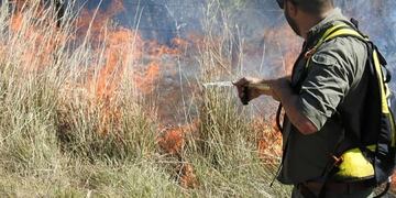 Los incendios de pastizales complican varias localidades del interior\u002E