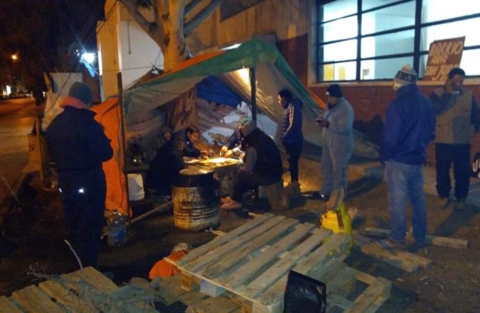 Trepan a antena de telecomunicaciones: Vecinos del ARA San Juan endurecen reclamo por gas