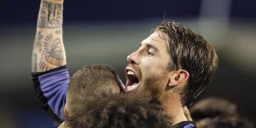 ***VERSIu00d3N CORREGIDA** GRA602. VIGO (PONTEVEDRA), 17/05/2017.- El defensa del Real Madrid Sergio Ramos (d) celebra el tercer gol ante el Celta, durante el partido de Liga en Primera Divisiu00f3n que disputan esta noche en el estadio de Balau00eddos, en Vigo. EFE/Lavandeira Jr.