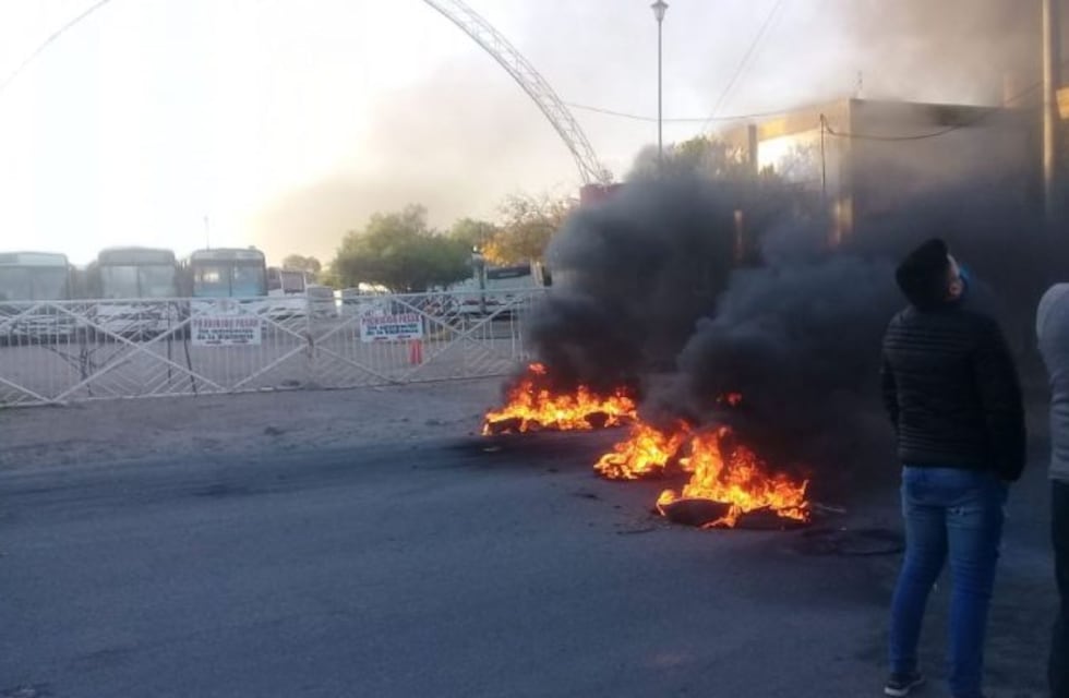 Trabajadores de San Francisco se manifiestan y queman neumáticos