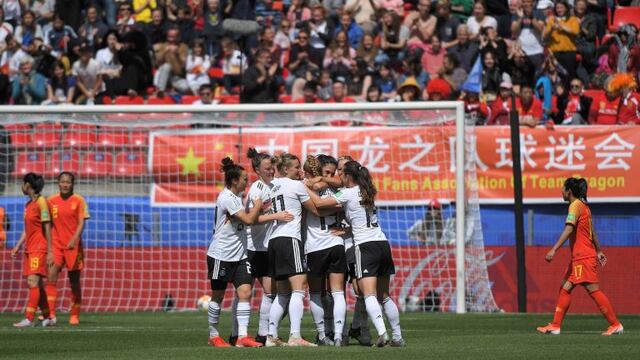Germany's defender Giulia Gwinn (C) celebrates with teammates after socring a gola during the France 2019 Women's World Cup Group B football match between Germany and China, on June 8, 2019, at the Roazhon Park stadium in Rennes, western France\u002E (Photo by LOIC VENANCE / AFP)