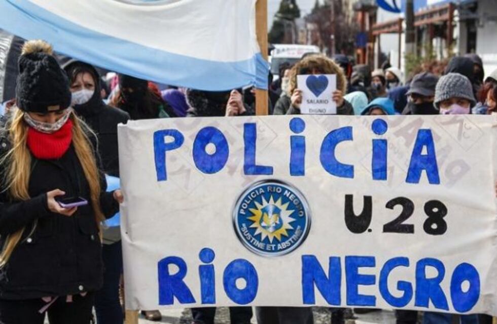 Policías de Río Negro se movilizan en Bariloche y analizan acampar en el Centro Cívico