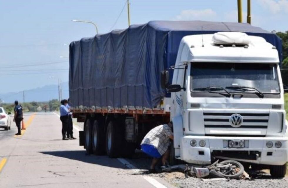 Un joven salvó su vida de milagro tras ser embestido por un camión