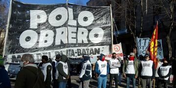 Piqueteros marplatenses recordaron a Maximiliano Kosteki y Darío Santillán en un acto en el Puente de Las Américas (Foto: Twitter Alejandro Martínez)